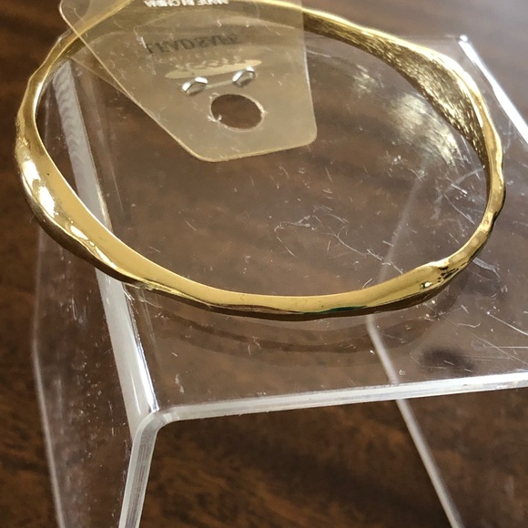NWT Icon Collection hammered gold tone gloss bangle bracelet - Picture 2 of 11